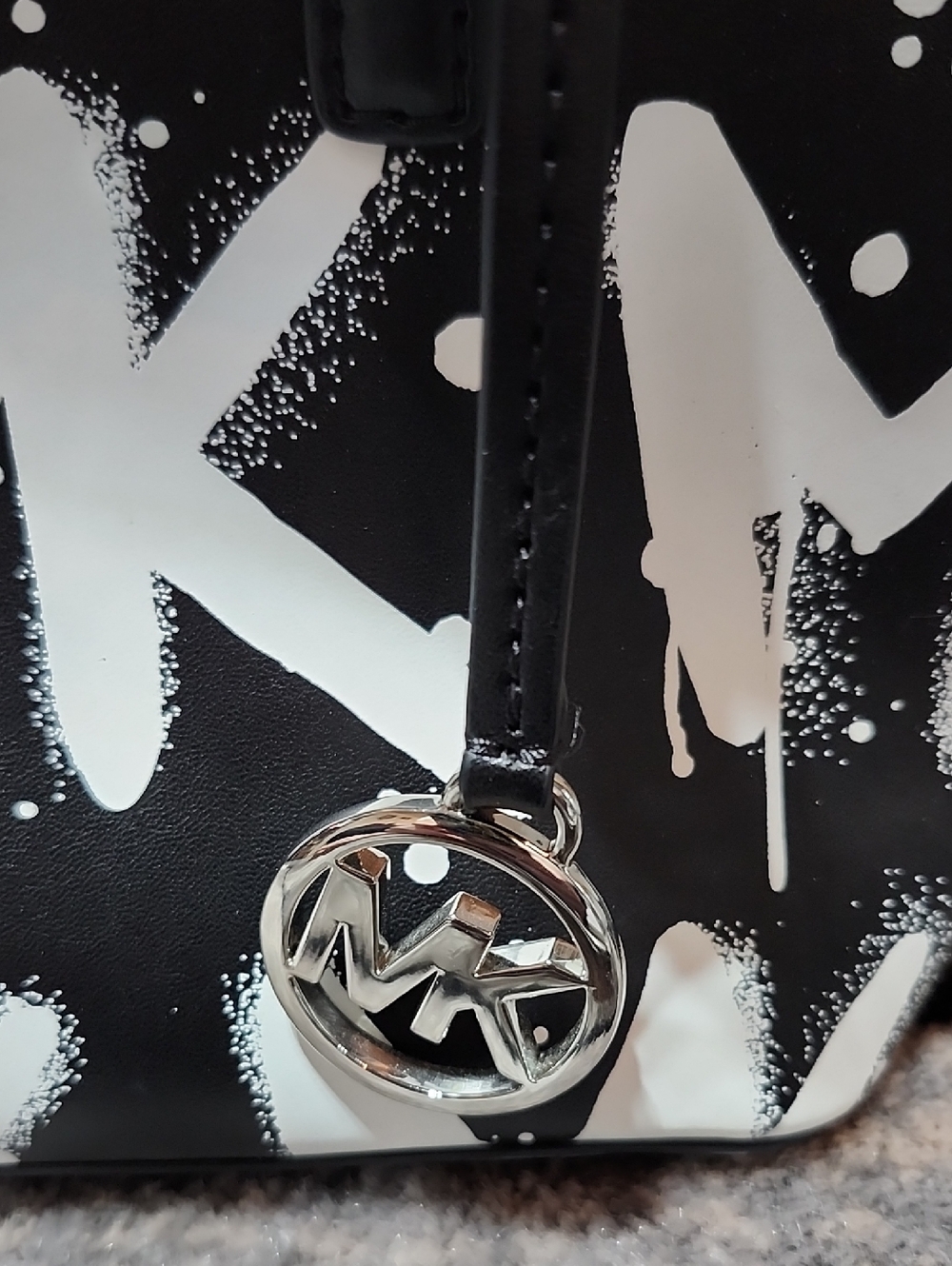 MICHAEL KORS NEW YORK CITY BLK & WHITE GRAFFITI LOGO PRINT XS MINI CROSSBODY BAG - Picture 3 of 16